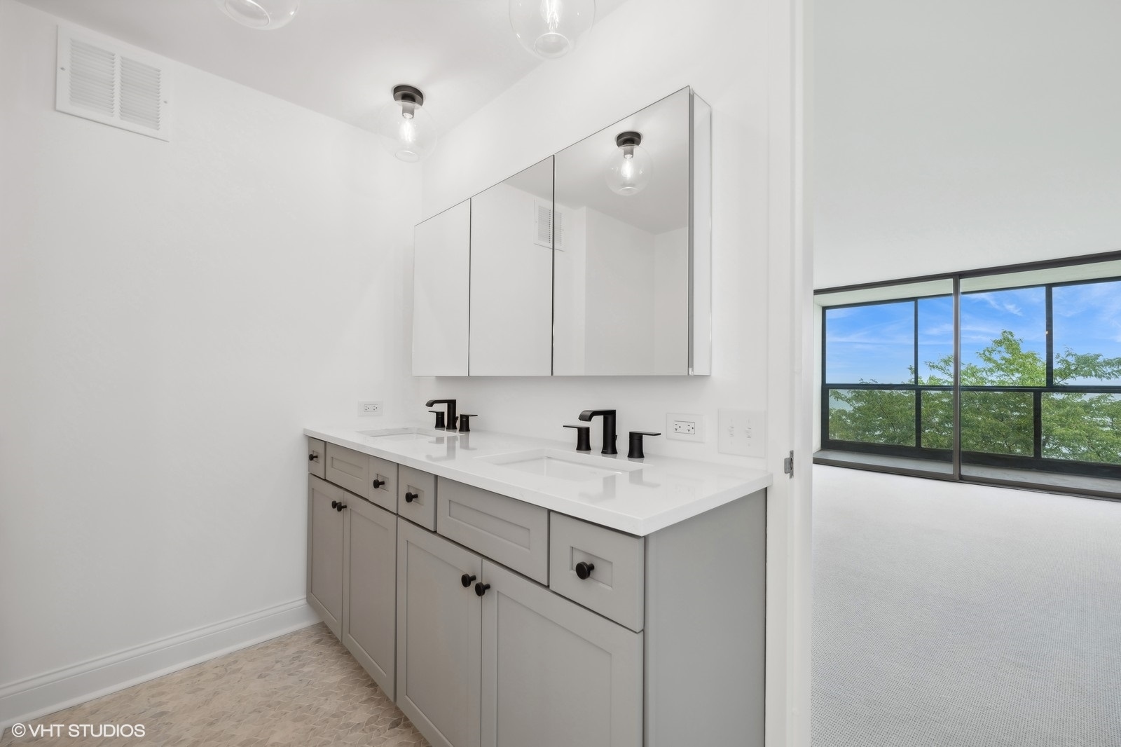 1500 Sheridan Road, Unit 4J Wilmette, IL 60091 - Photo 13 of 24 a view of a sink and dishwasher with wooden floor