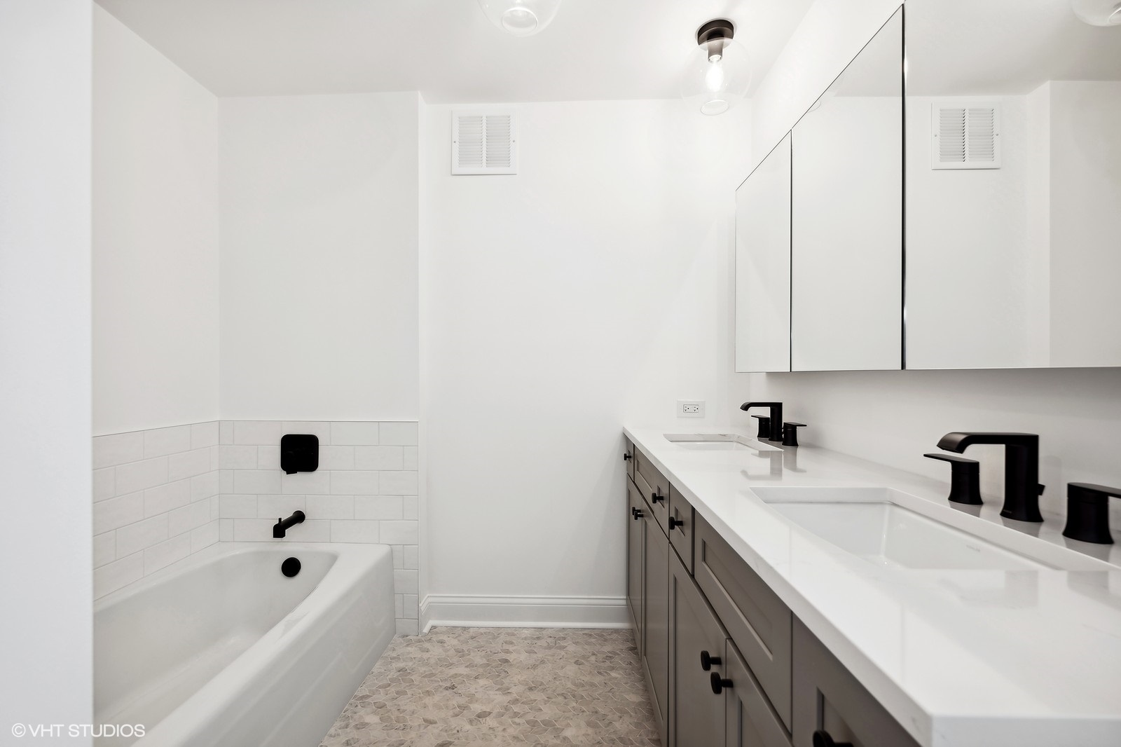 1500 Sheridan Road, Unit 4J Wilmette, IL 60091 - Photo 14 of 24 a bathroom with a sink a vanity and a bathtub