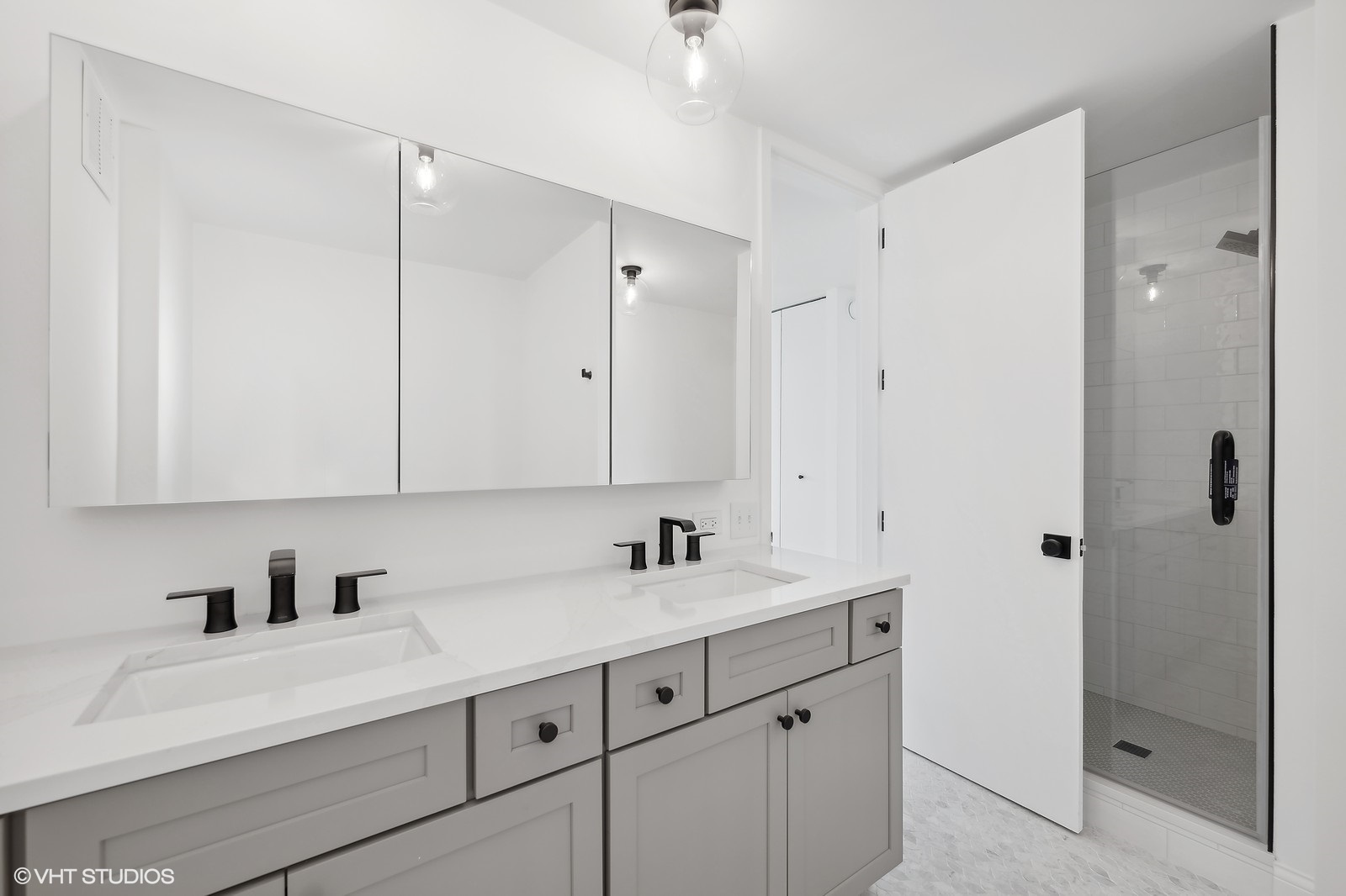 1500 Sheridan Road, Unit 4J Wilmette, IL 60091 - Photo 15 of 24 a bathroom with a sink and a mirror