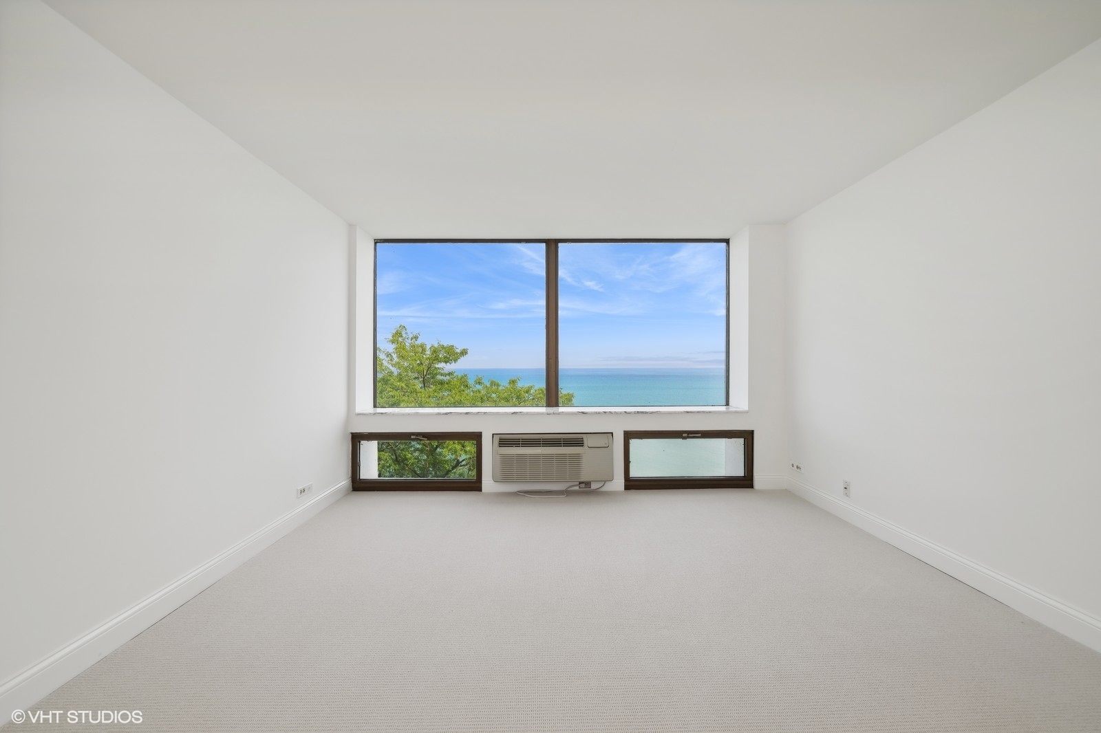 1500 Sheridan Road, Unit 4J Wilmette, IL 60091 - Photo 16 of 24 an empty room with window