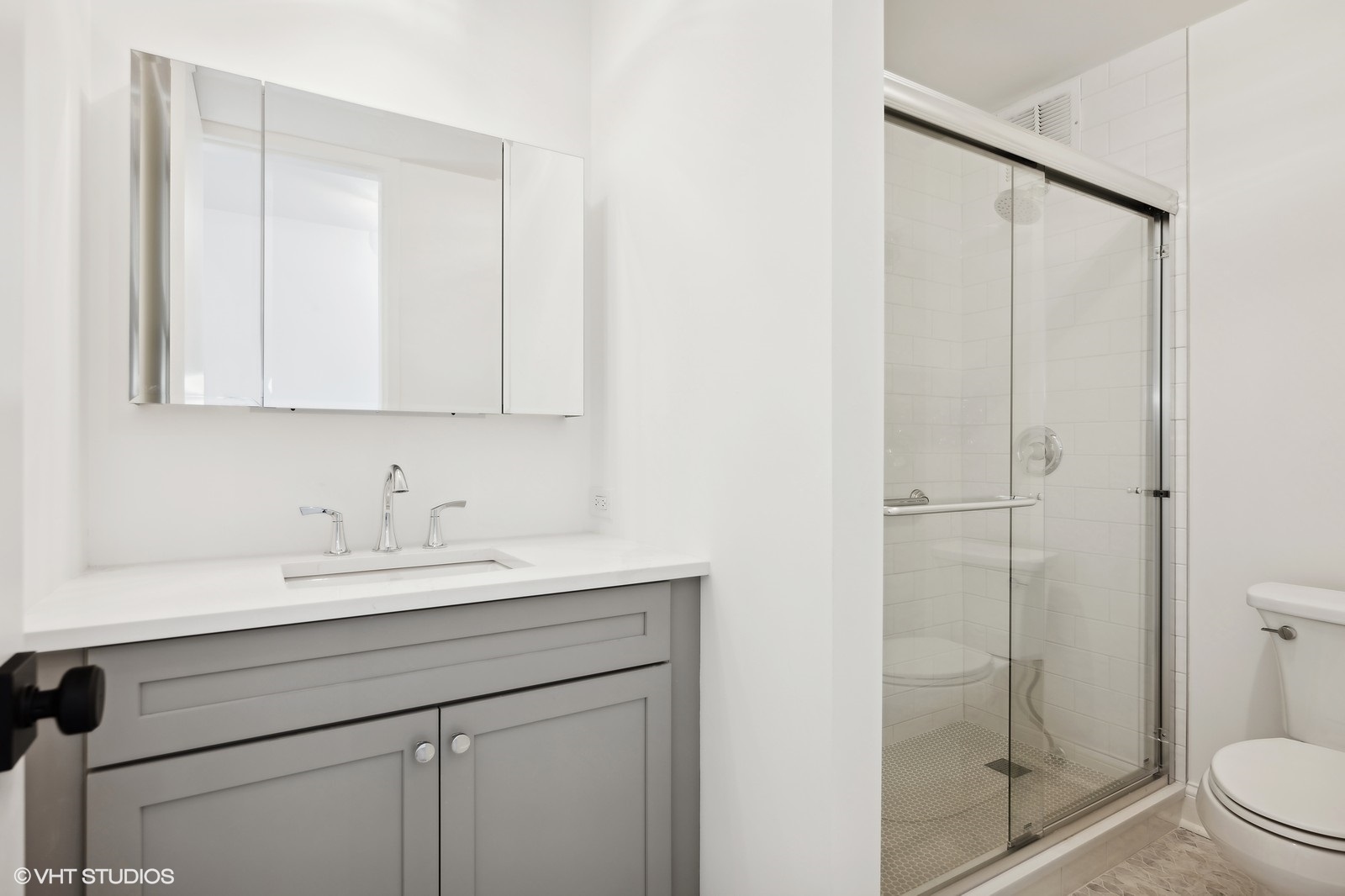 1500 Sheridan Road, Unit 4J Wilmette, IL 60091 - Photo 18 of 24 a bathroom with a shower sink vanity and toilet