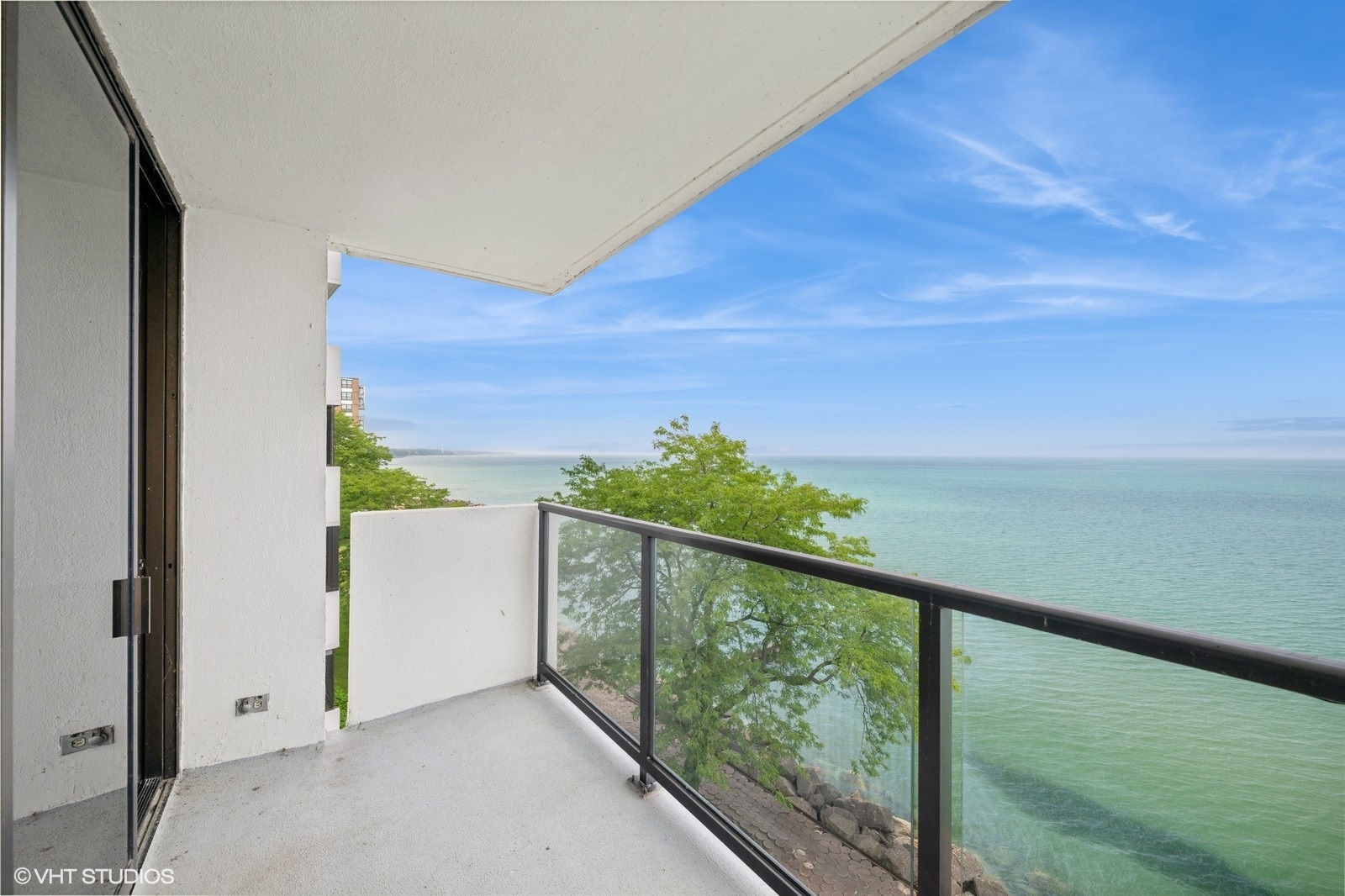 1500 Sheridan Road, Unit 4J Wilmette, IL 60091 - Photo 20 of 24 a view of a balcony with lake view