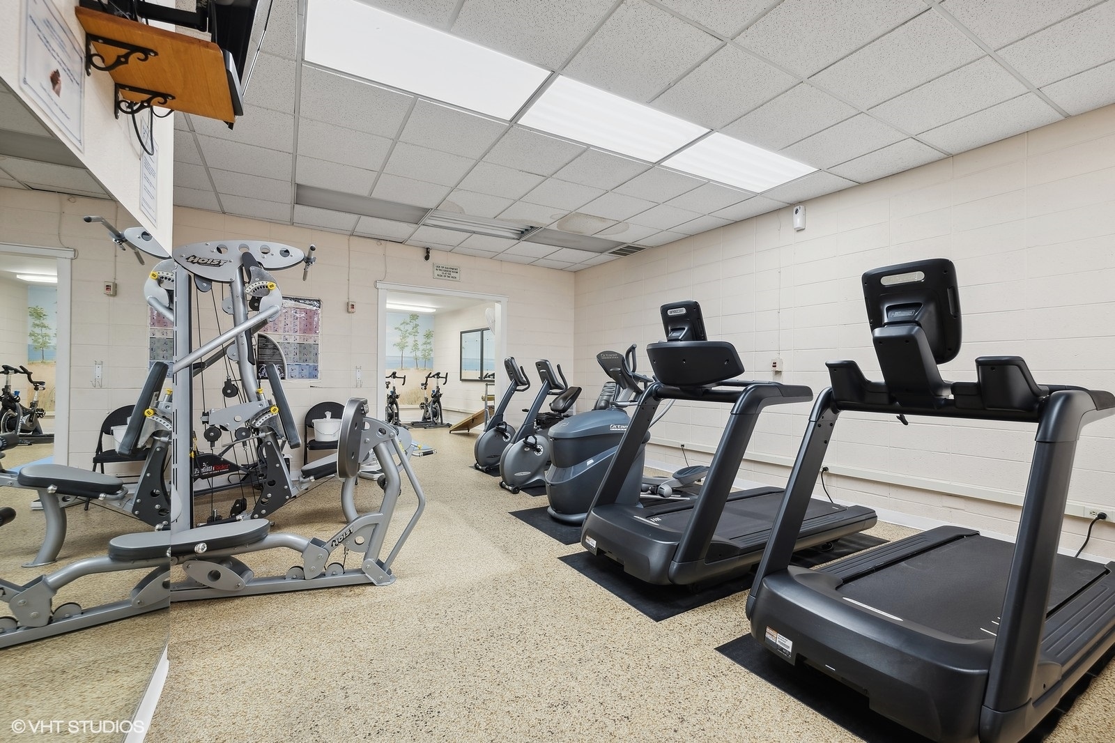1500 Sheridan Road, Unit 4J Wilmette, IL 60091 - Photo 22 of 24 a view of a room with gym equipment