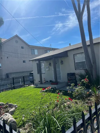 a view of a house with backyard and sitting area