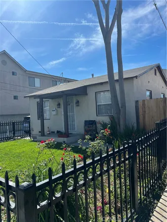 a view of a house with backyard
