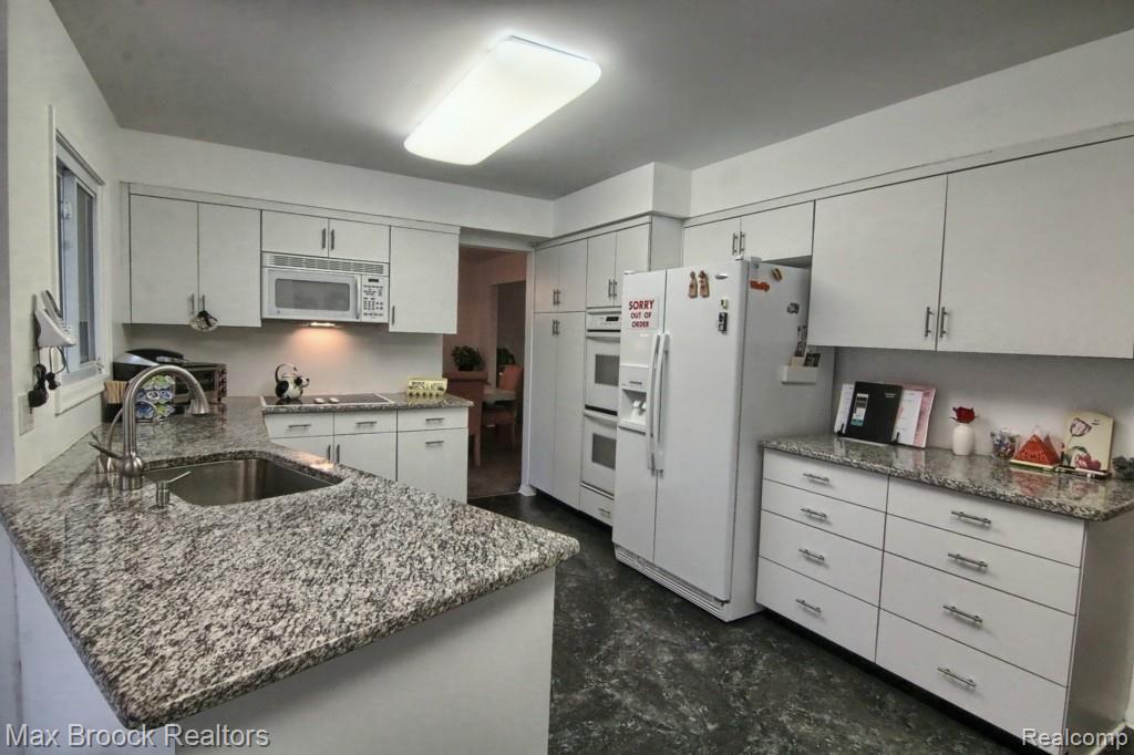 30030 High Valley Road Farmington Hills, MI 48331 - Photo 9 of 28