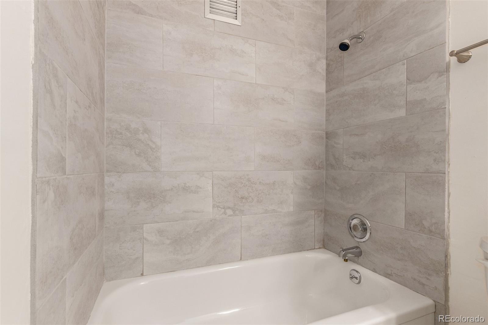 725 South Clinton Street, Unit 7B Denver, CO 80247 - Photo 26 of 29 a bathroom with a bathtub
