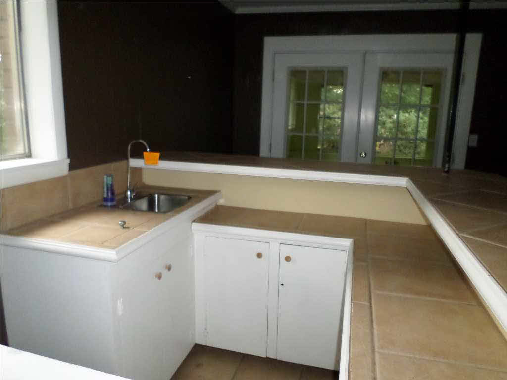 2429 Nottingham Road Jackson, MS 39211 - Photo 8 of 19 Wet Bar
