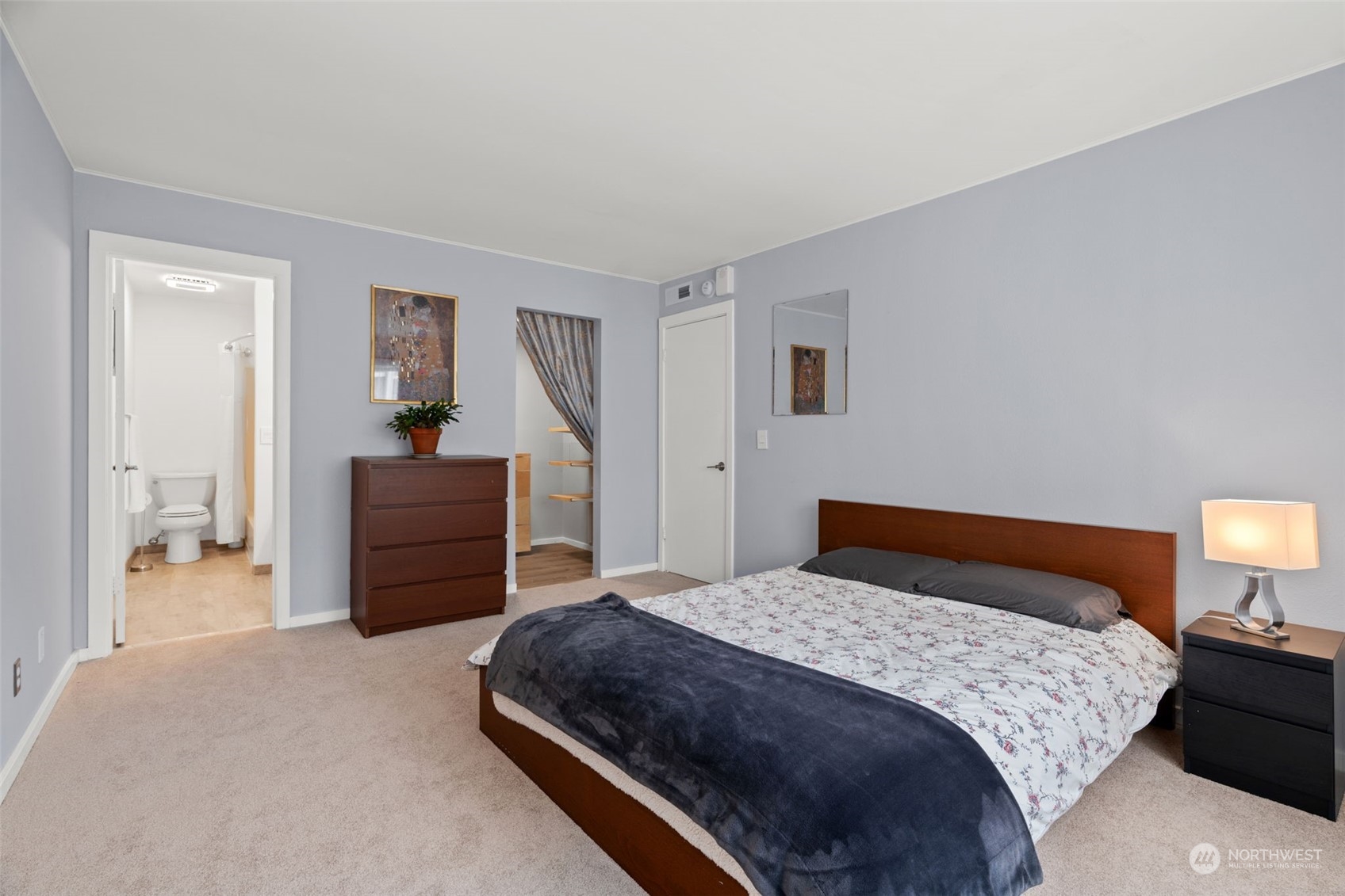 7455 Old Redmond Road, Unit 313 Redmond, WA 98052 - Photo 24 of 34 a bedroom with a bed and a lamp