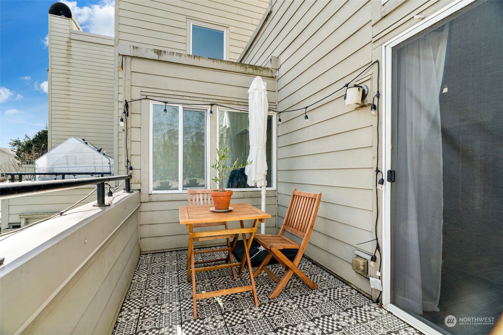 7455 Old Redmond Road, Unit 313 Redmond, WA 98052 - Photo 8 of 34 a roof deck with table and chairs