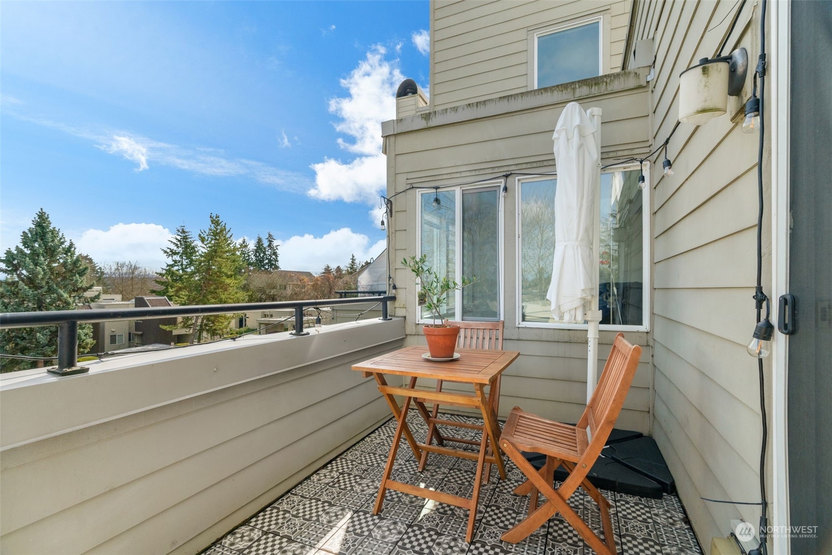 7455 Old Redmond Road, Unit 313 Redmond, WA 98052 - Photo 9 of 34 a view of a chairs and table in patio of the house