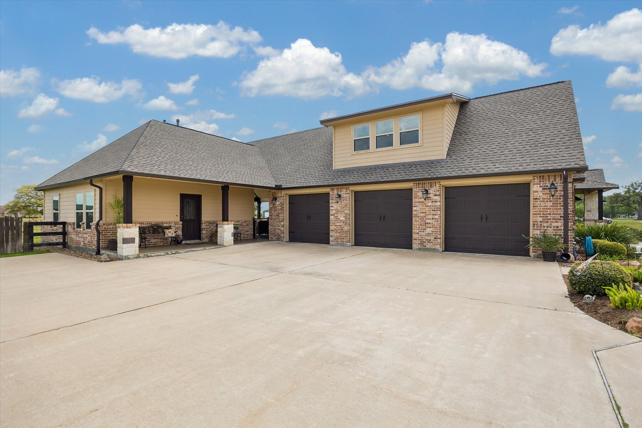 17703 Cedarhill Drive Rosharon, TX 77583 - Photo 38 of 47 a house view with a garden space