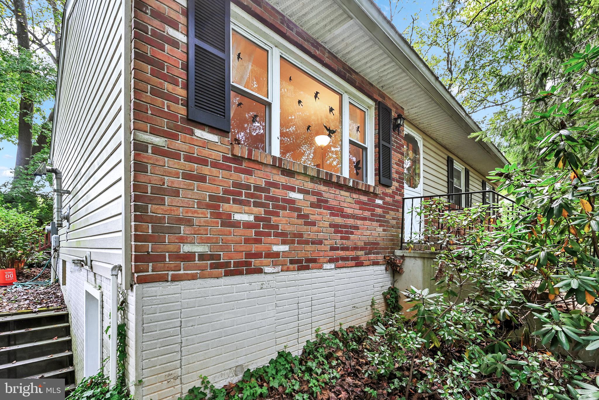 You can't see the home frm the road! Great privacy