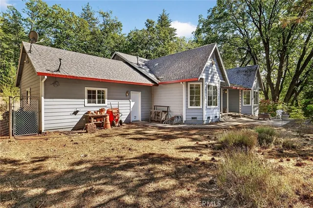a view of a tree in the middle of a yard
