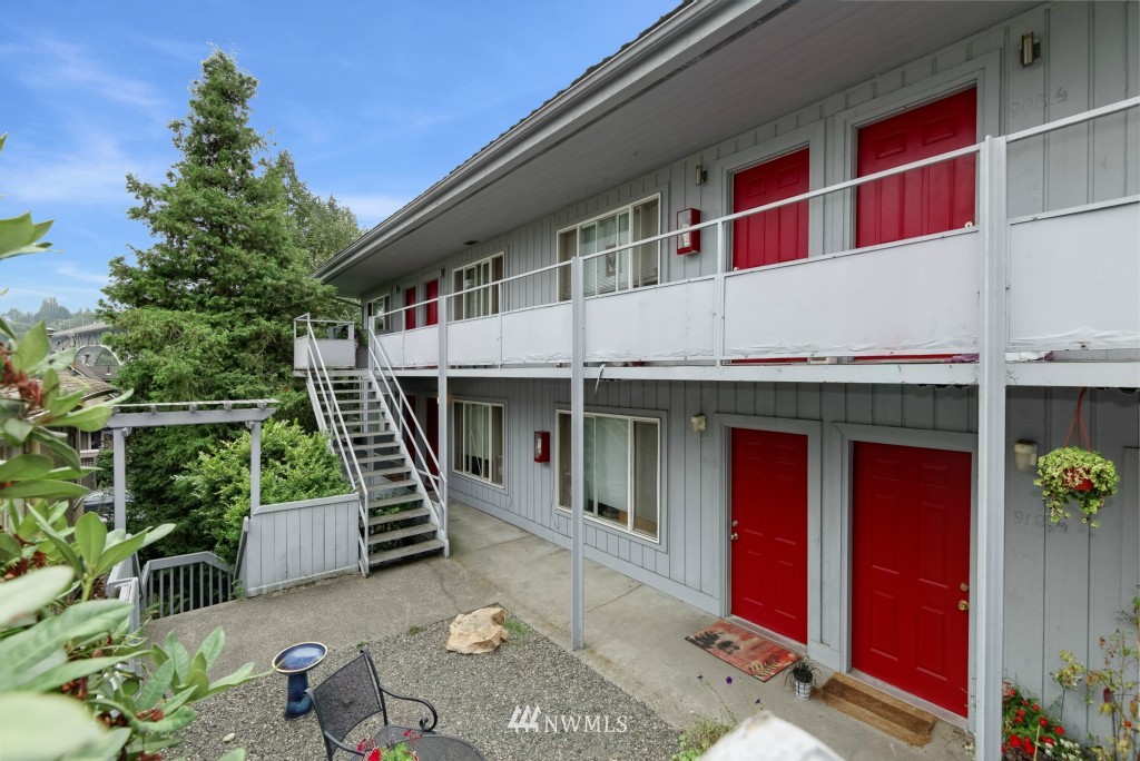 905 North 36th Street Seattle, WA 98103 - Photo 2 of 14 Gallery Image 2