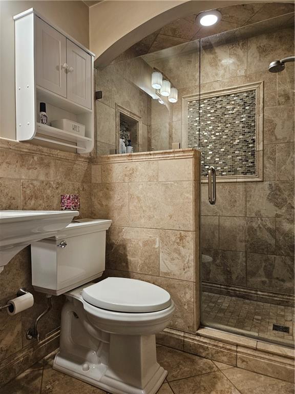 1018 Chicora Road Chicora, PA 16025 - Photo 10 of 43 a bathroom with a toilet a sink and shower
