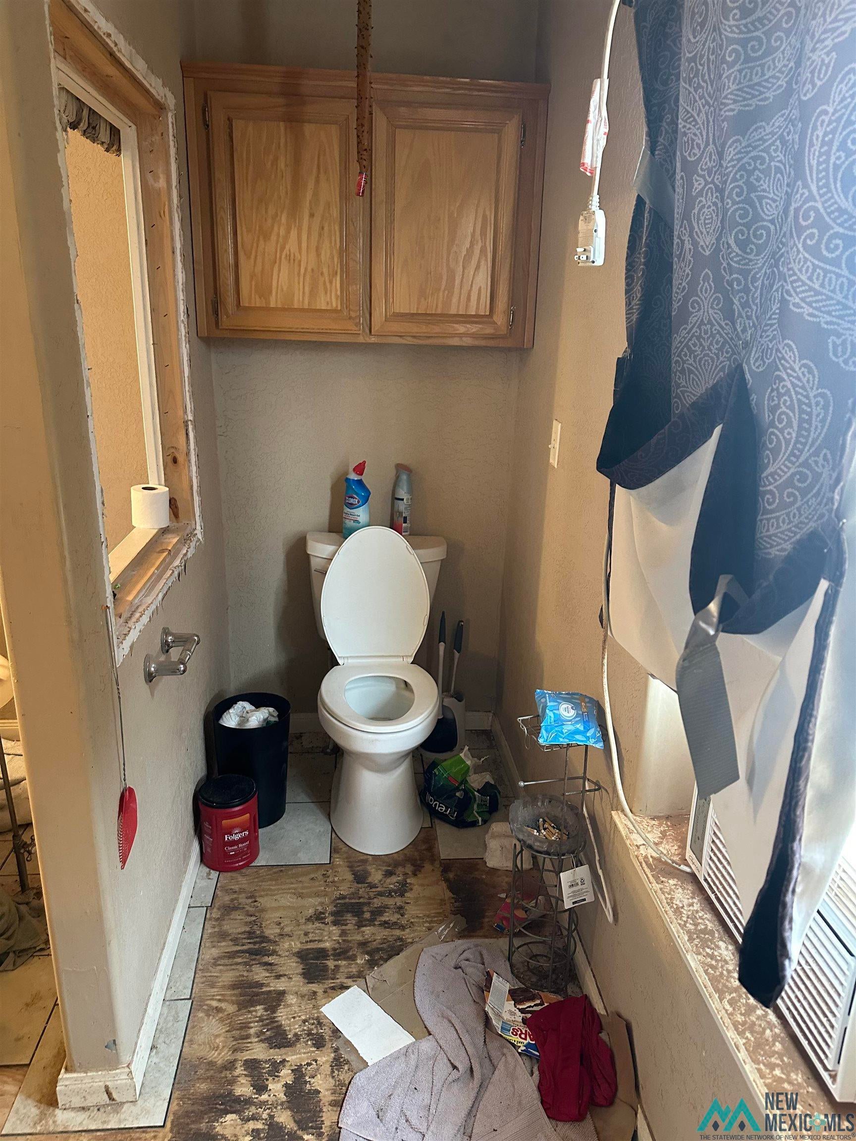 1899 Folsom Road Northwest Deming, NM 88030 - Photo 27 of 76 Bathroom featuring toilet and baseboards