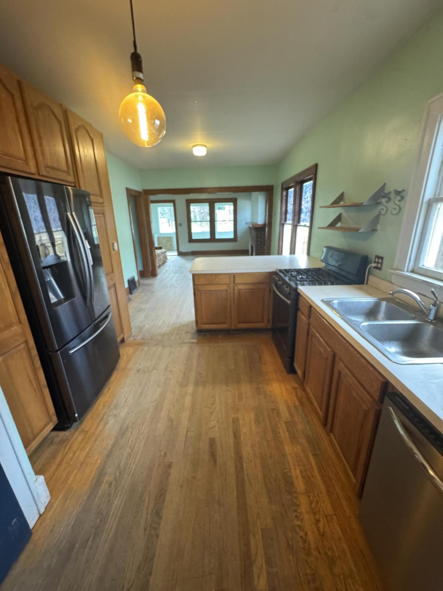 974 North Prospect Road Ypsilanti, MI 48198 - Photo 9 of 24 20251124_203525365_iOS