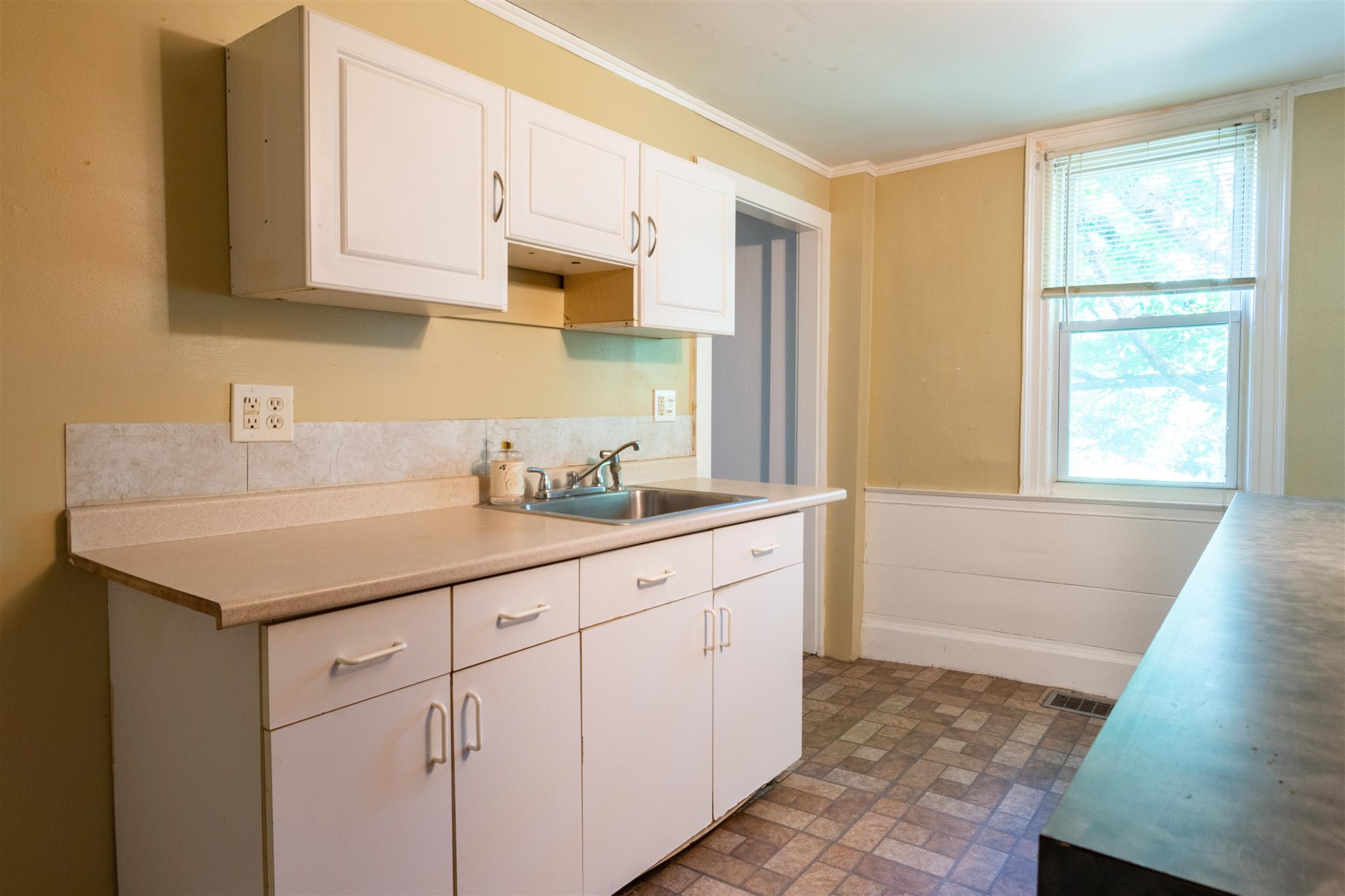 1292 Mammoth Road Pelham, NH 03076 - Photo 16 of 39