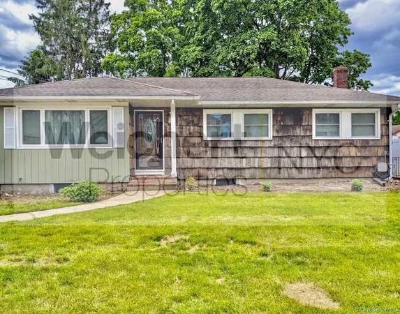 $3,500 | 211 West 22nd Street, Huntington Station, NY 11743