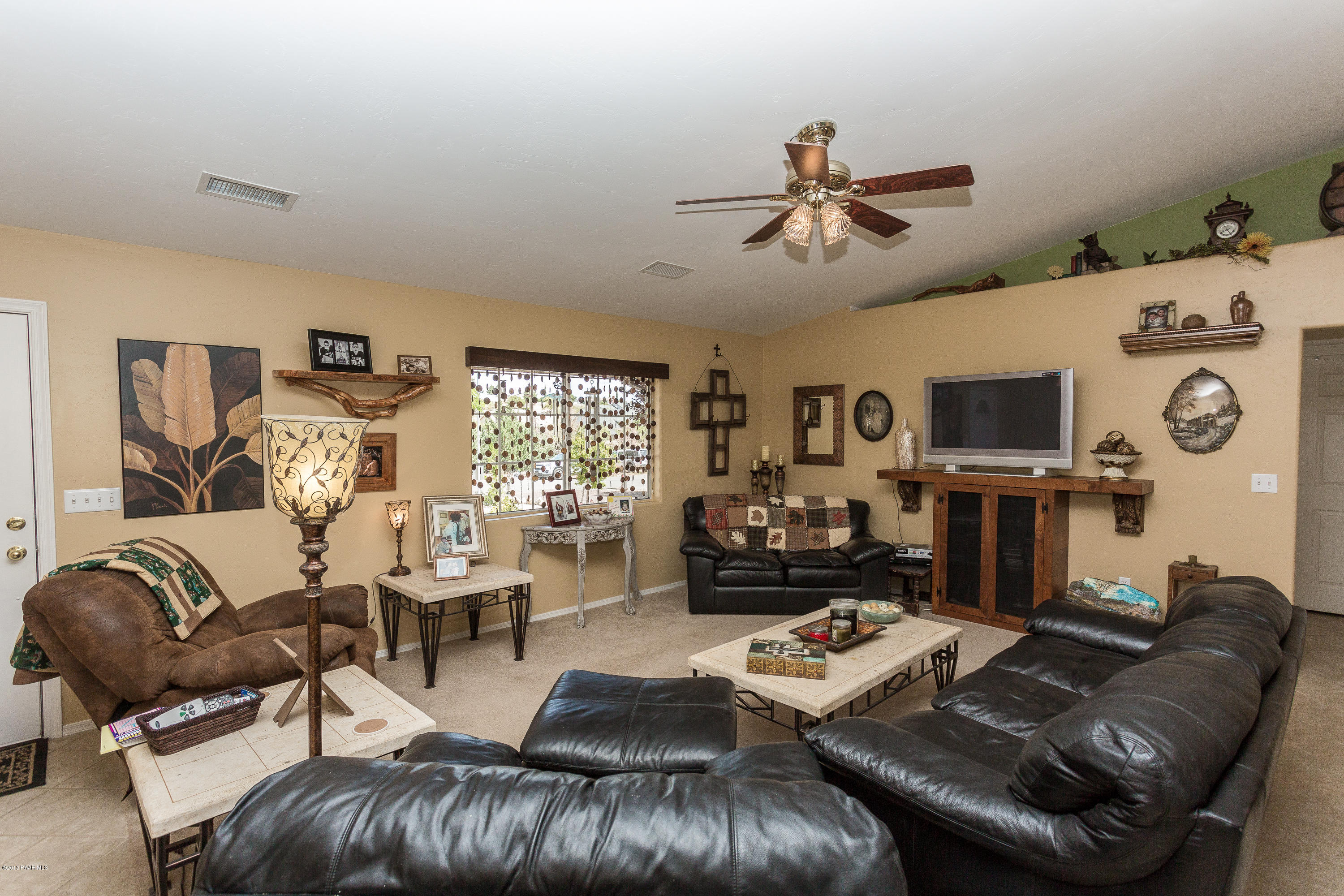 17621 East Trails End Road Mayer, AZ 86333 - Photo 11 of 27 011_Living Room