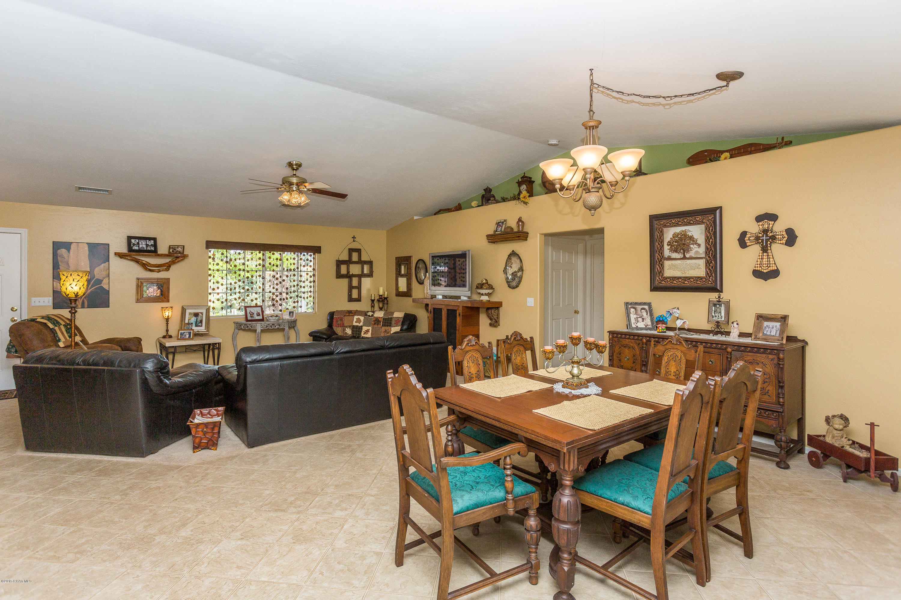 17621 East Trails End Road Mayer, AZ 86333 - Photo 8 of 27 008_Dining Room