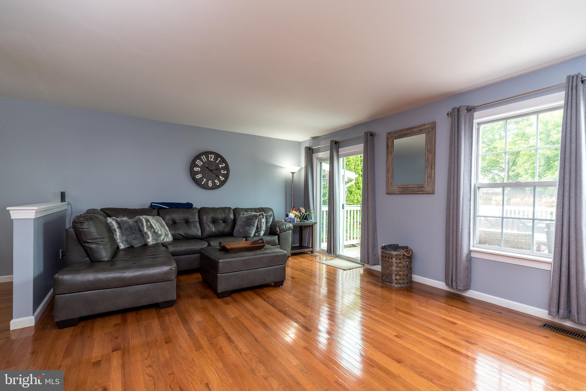 49 Deer Run Road Perkasie, PA 18944 - Photo 8 of 39 LargebLiving Room
