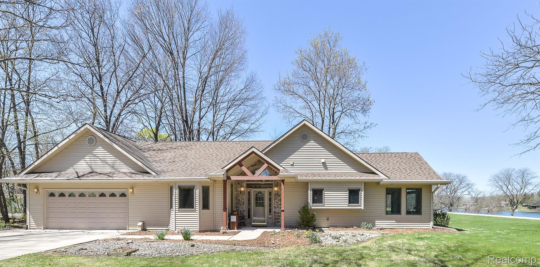 3724 Colonial Pinckney, MI 48169 - Photo 1 of 30 Gallery Image 1
