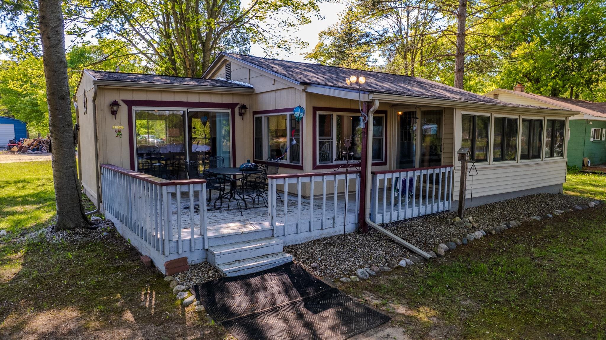 524 Hilo Road Gladwin, MI 48624 - Photo 1 of 49