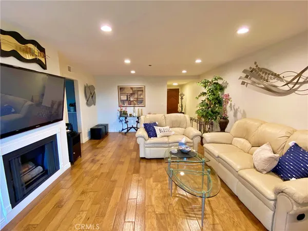 $4,900 | 230 South Catalina Avenue, Unit 107, Redondo Beach, CA 90277