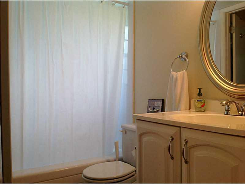514 Fanshaw M, Unit 514 Boca Raton, FL 33434 - Photo 25 of 35 Bathroom