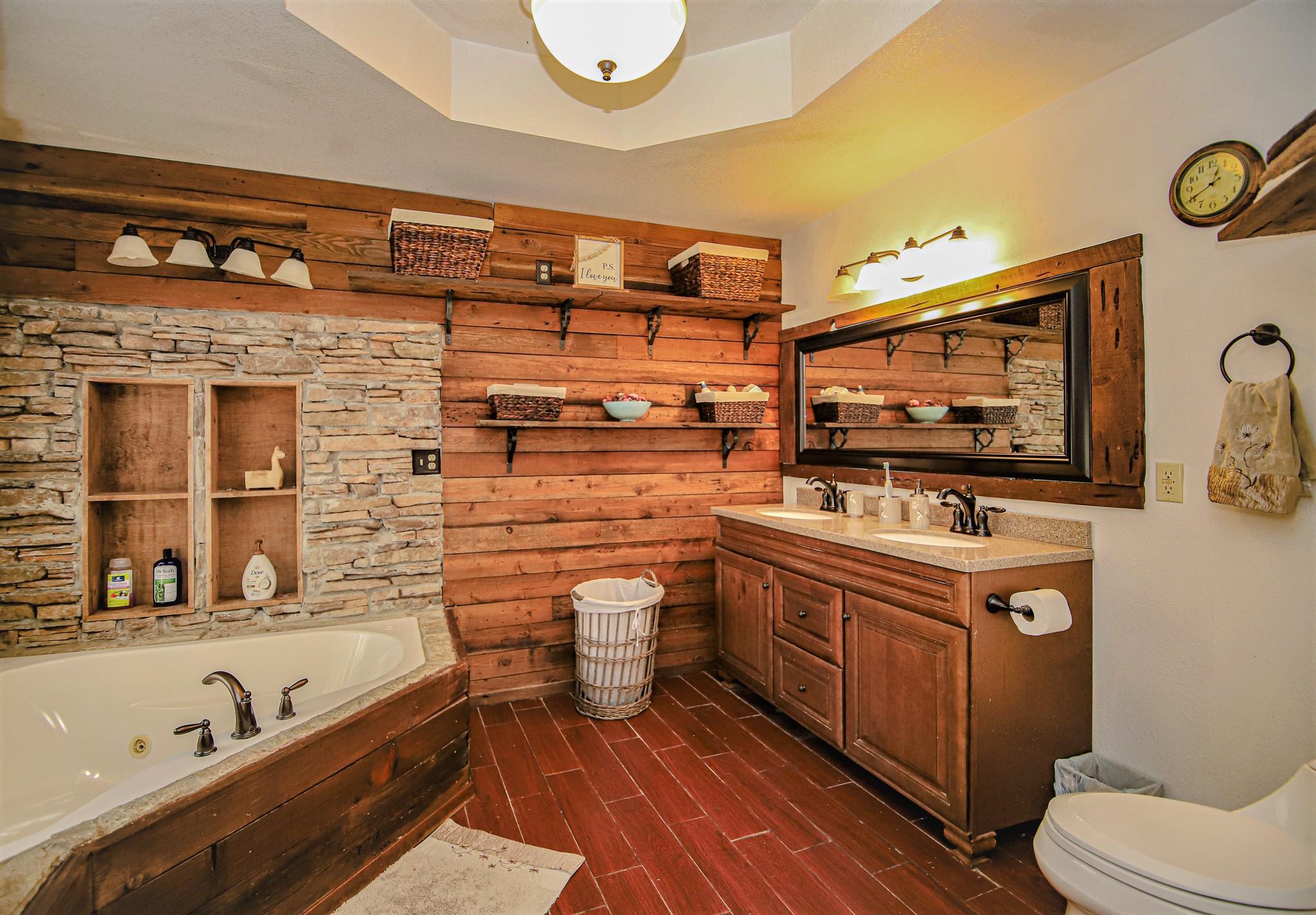 6033 Dodge Road White City, OR 97503 - Photo 13 of 35 Master Bath