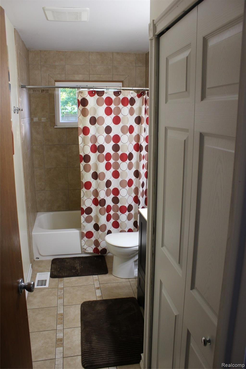 2158 Eberly Road Flint, MI 48532 - Photo 11 of 14 Full Bathroom