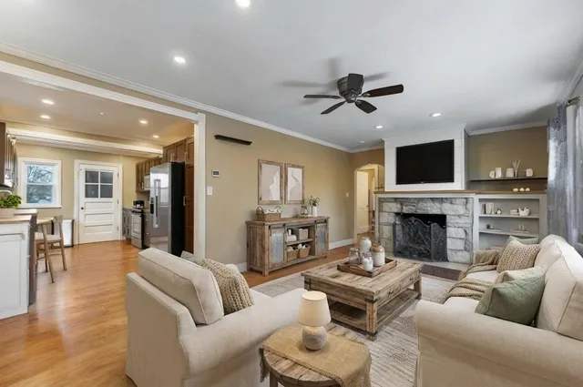 $335,000 | 271 Oakwood Drive, Wood Dale, IL 60191