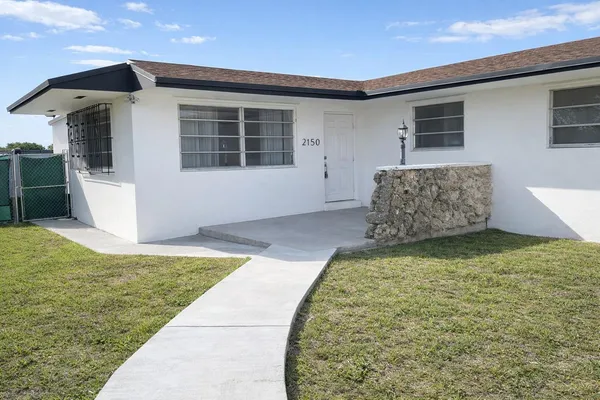a view of an house with backyard porch