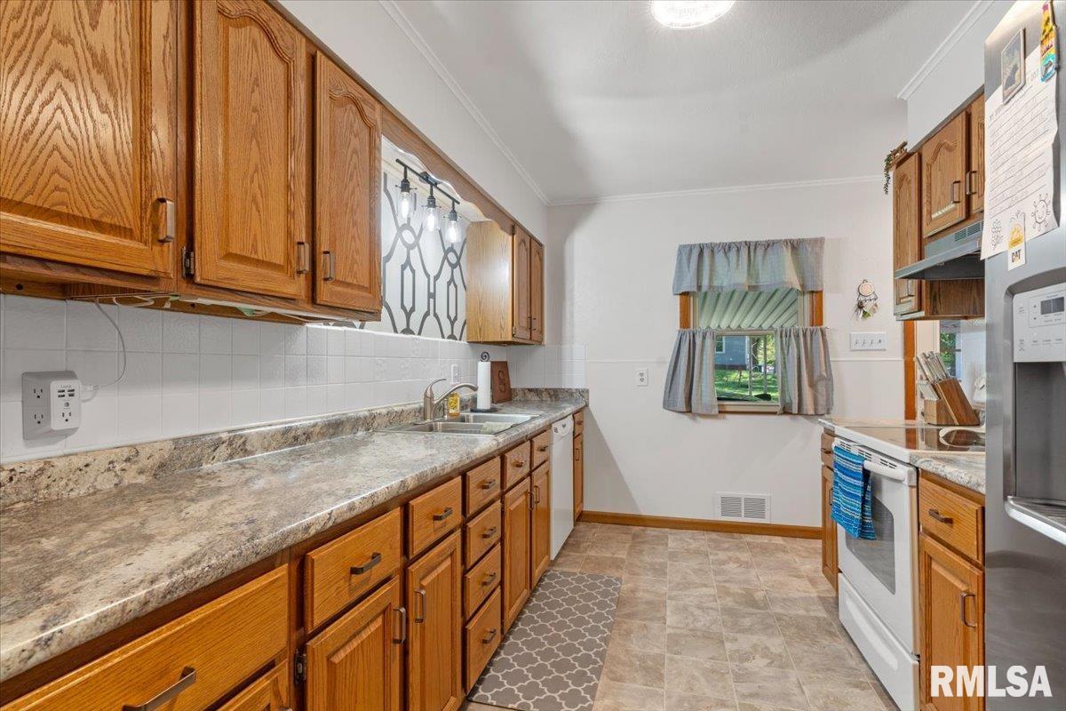 115 North Spring Street Mount Pulaski, IL 62548 - Photo 7 of 42