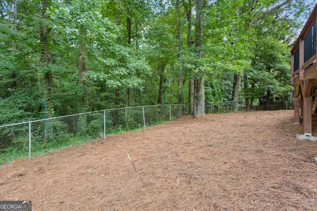 a view of a backyard