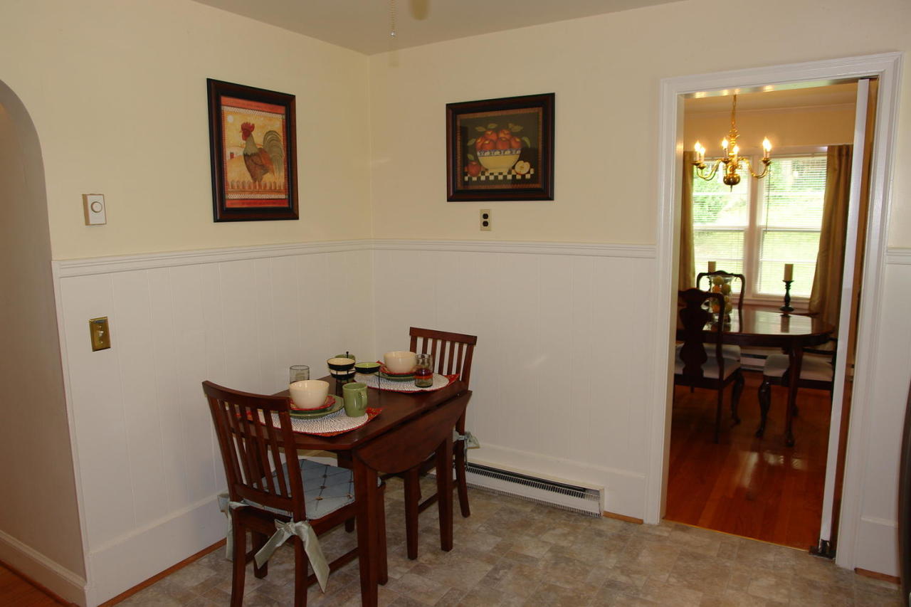 6534 Pendleton Avenue Roanoke, VA 24019 - Photo 11 of 38 Kitchen eating area