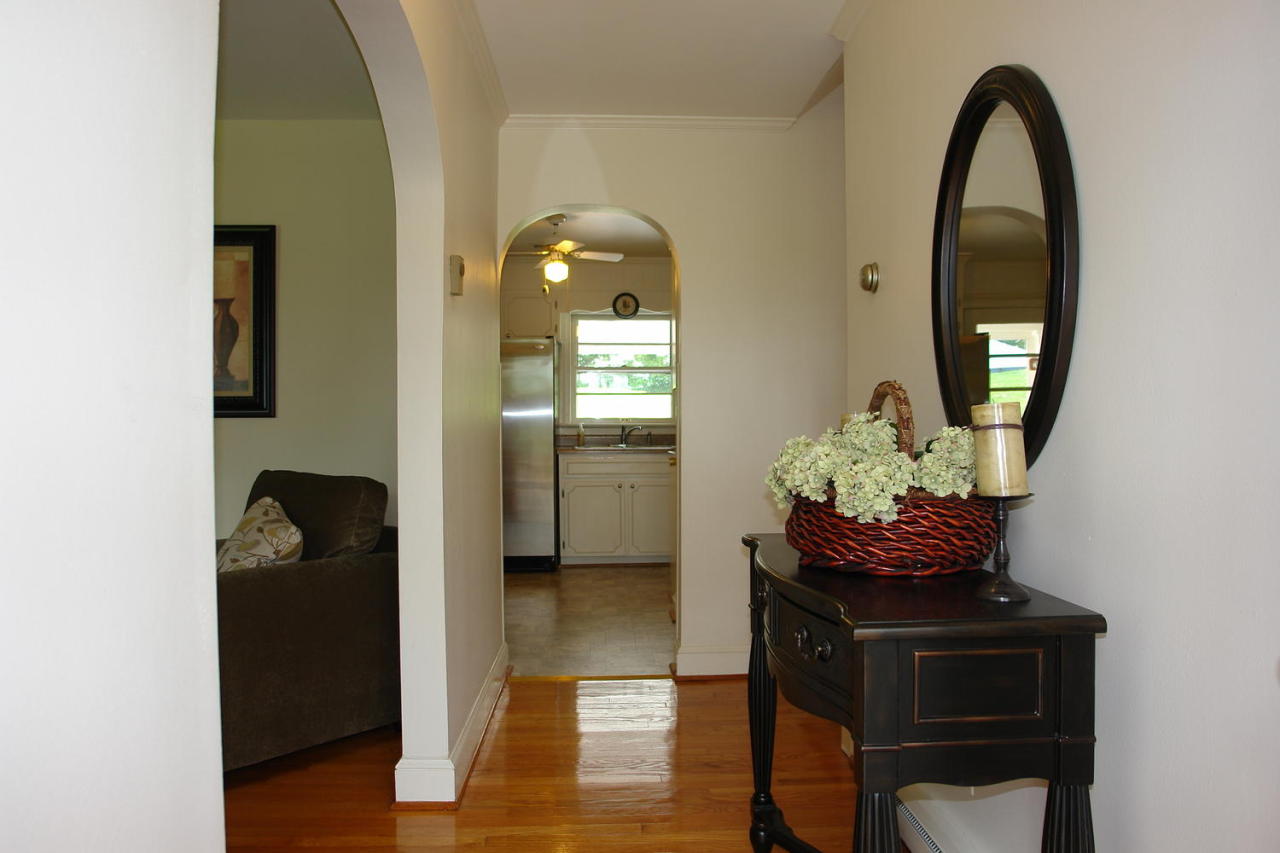 6534 Pendleton Avenue Roanoke, VA 24019 - Photo 3 of 38 foyer
