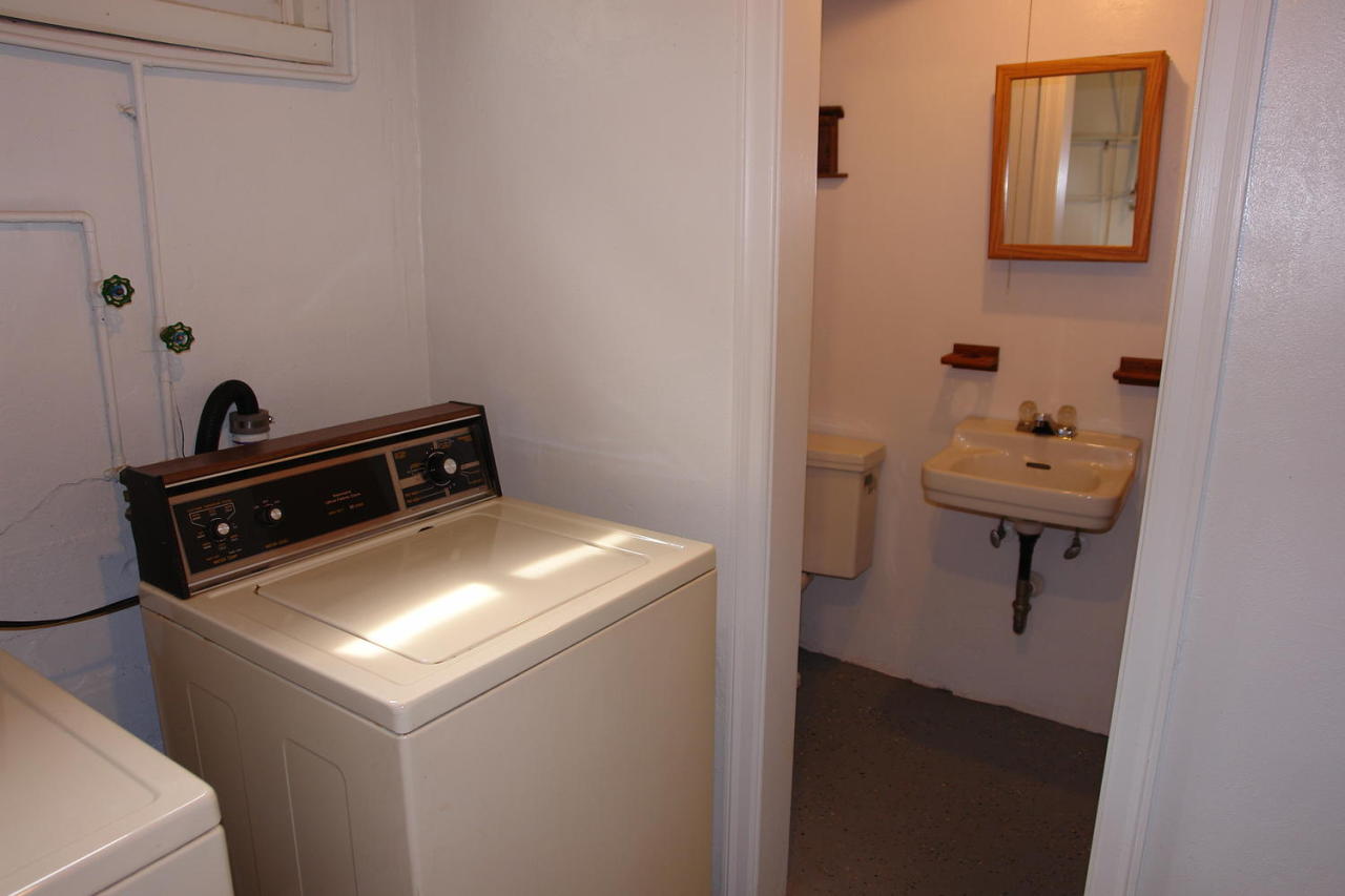 6534 Pendleton Avenue Roanoke, VA 24019 - Photo 23 of 38 laundry and half bath