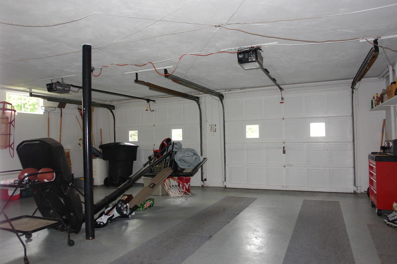 6534 Pendleton Avenue Roanoke, VA 24019 - Photo 24 of 38 garage