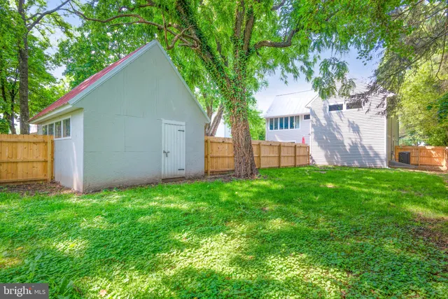 a view of backyard with garden