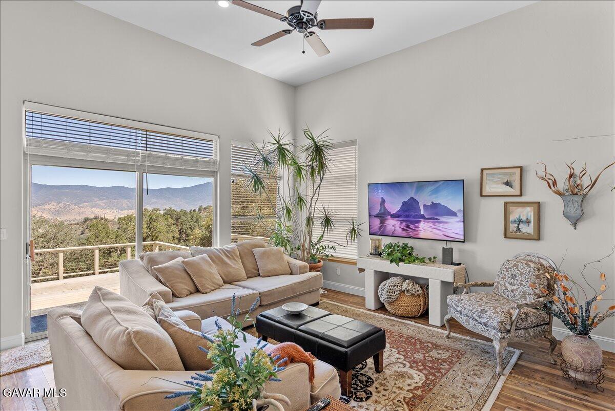 25901 Columbia Way Tehachapi, CA 93561 - Photo 6 of 44 21-6Y9A3436