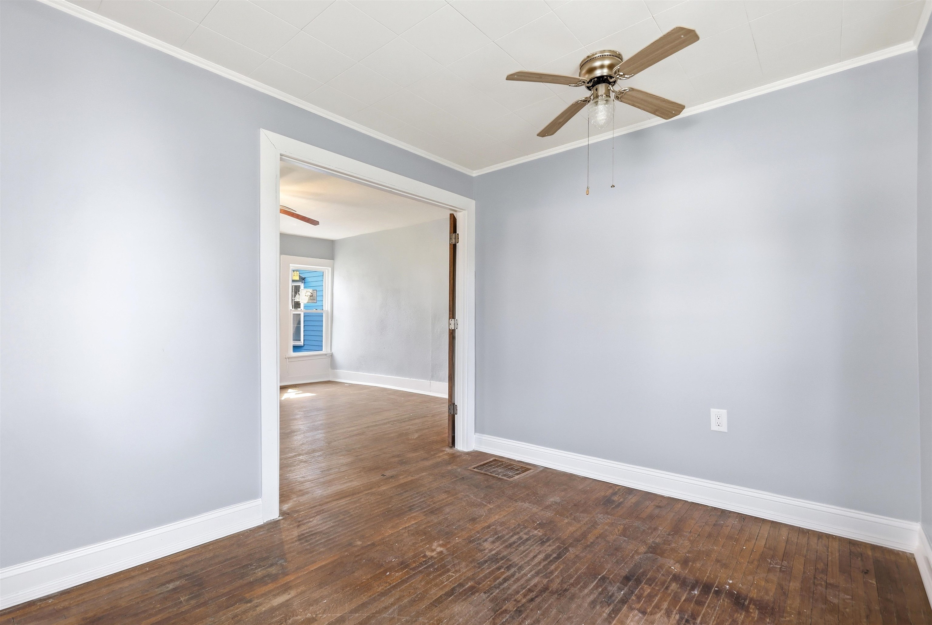 409 South Water Street Warren, IL 61087 - Photo 9 of 29 a view of a room with a fan and a ceiling fan