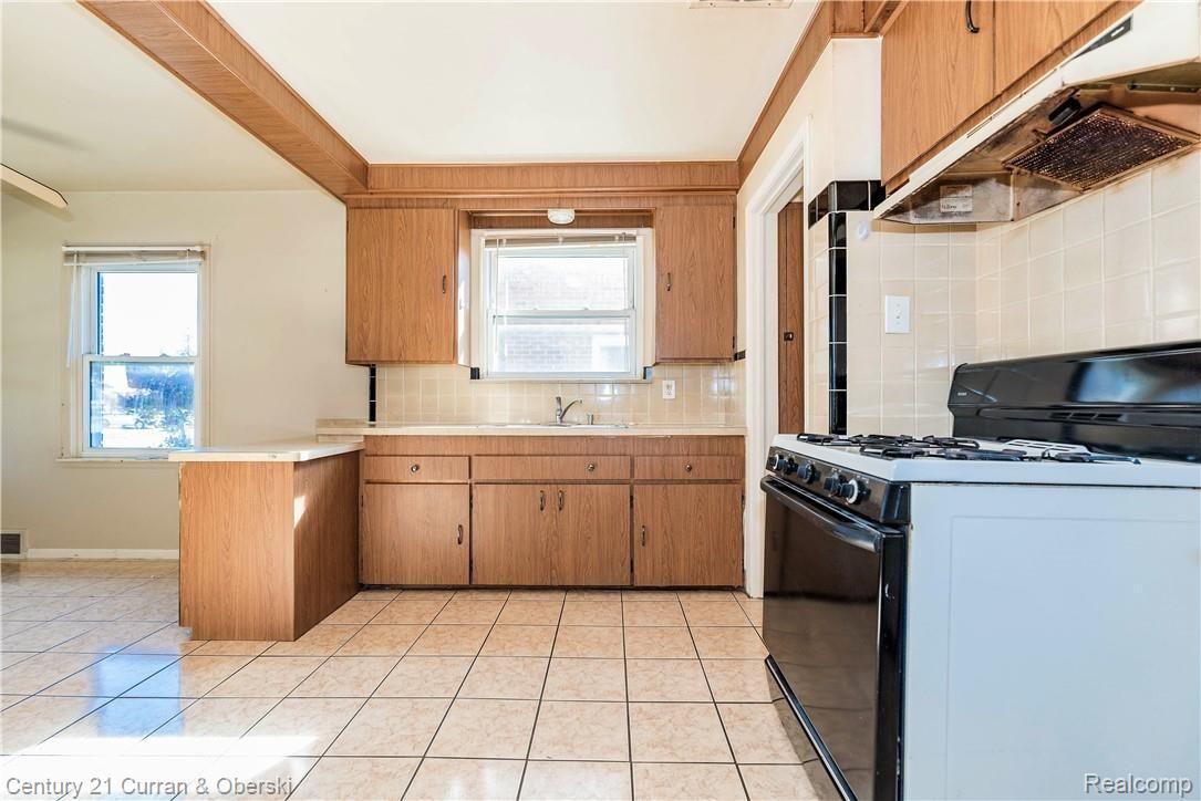 5475 Chase Road Dearborn, MI 48126 - Photo 8 of 18 DSC_3629.jpg