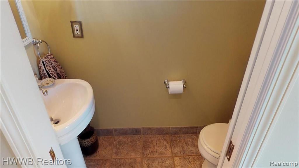 390 East Maryknoll Road Rochester Hills, MI 48309 - Photo 8 of 38