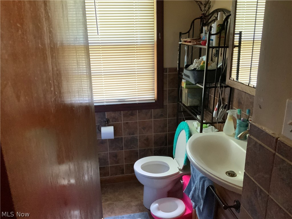 2431 Lee Road Cleveland, OH 44118 - Photo 7 of 7