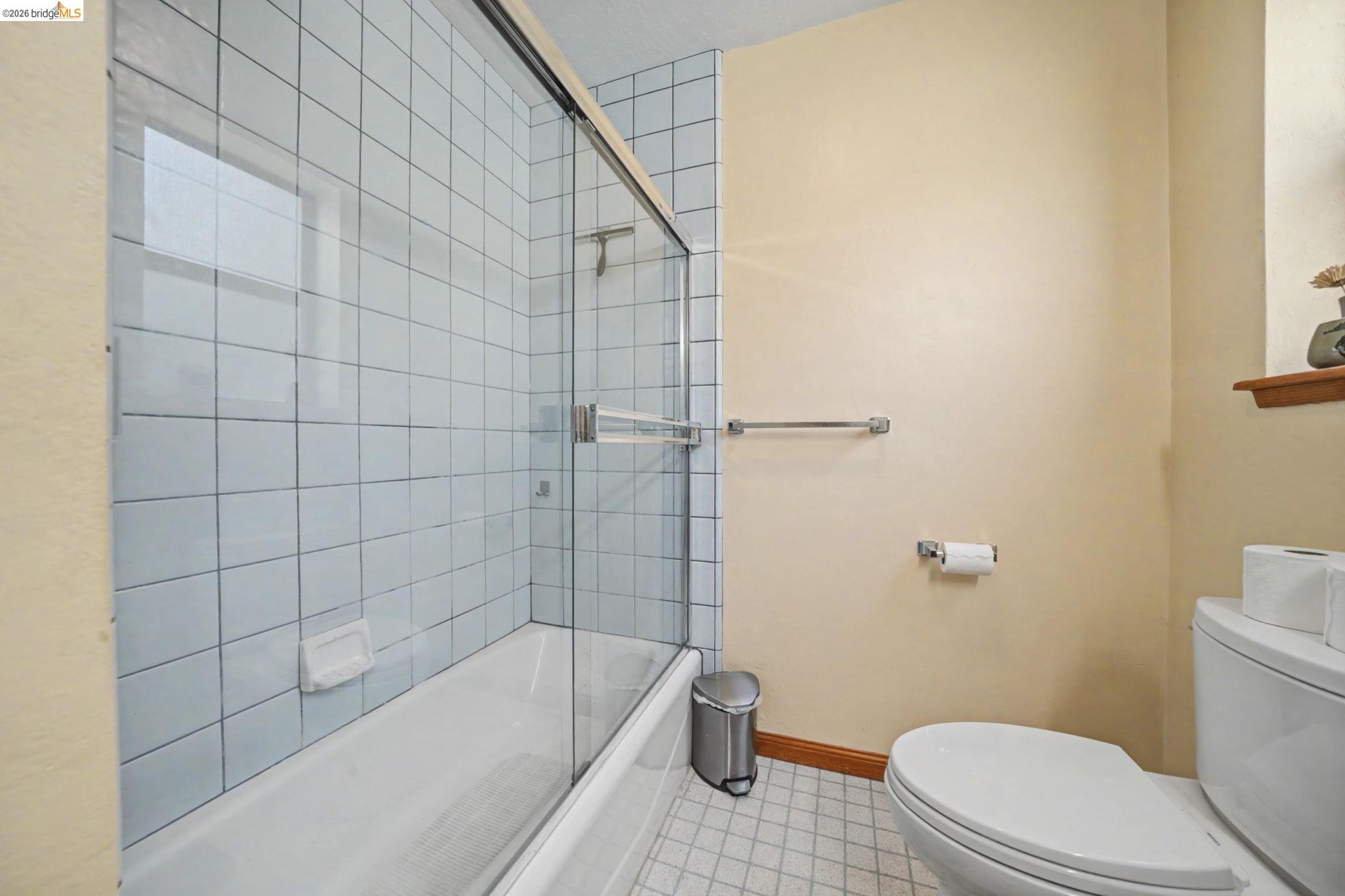 1554 Vine Maple Drive Murphys, CA 95247 - Photo 40 of 54 a bathroom with a bathtub and toilet