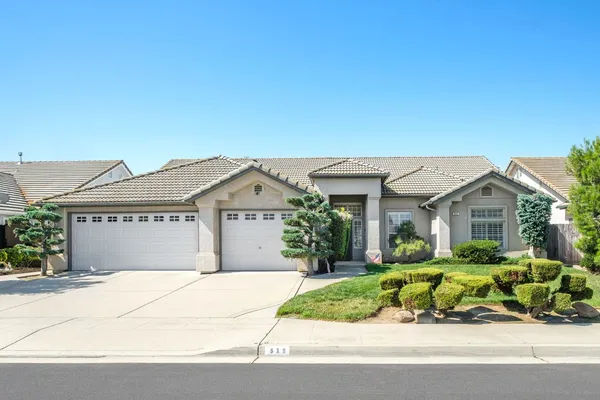 $639,000 | 512 West Fallbrook Avenue, Clovis, CA 93611