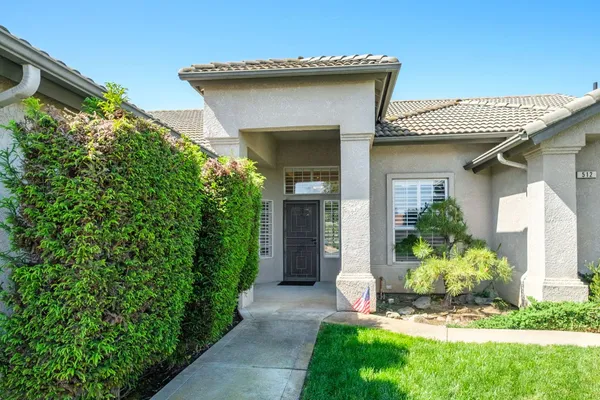 $639,000 | 512 West Fallbrook Avenue, Clovis, CA 93611